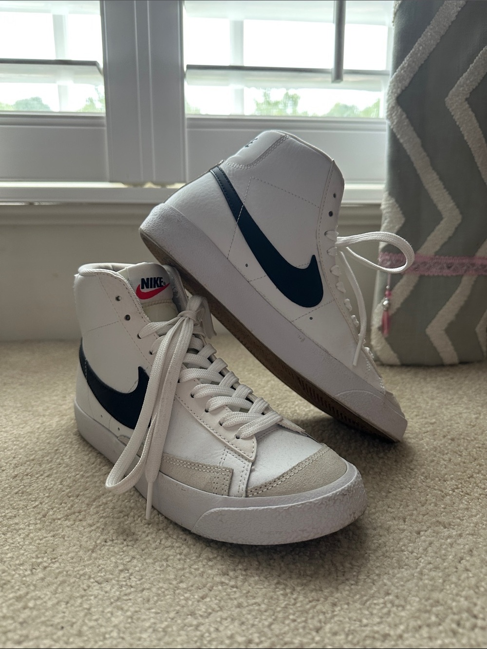 Nike Blazer Mid ’77 – Women’s Size 7 / Youth 5.5 – White & Black